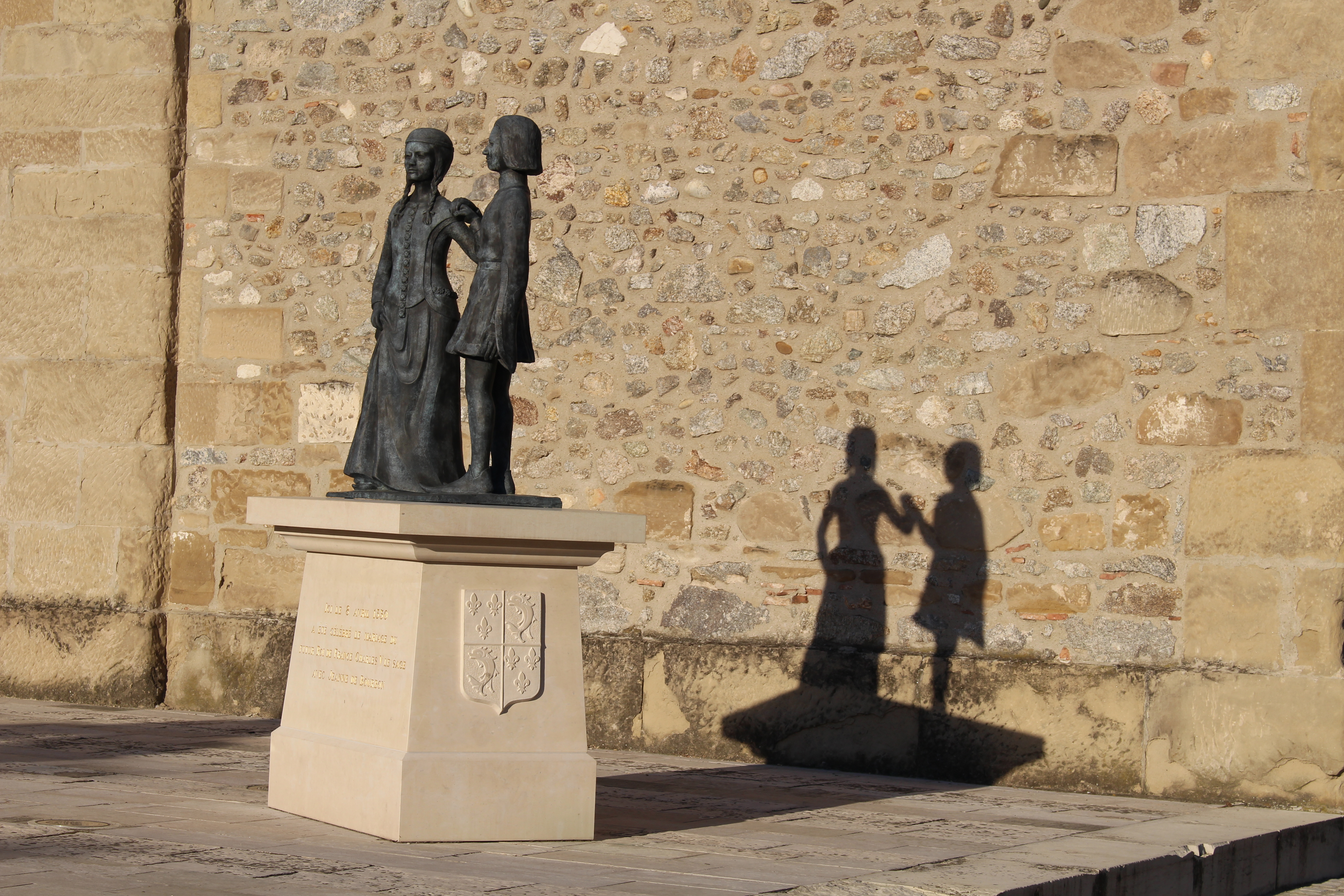 Statue Charles et Jeanne parvis église de Tain © Hermitage Tournonais Tourisme (1)