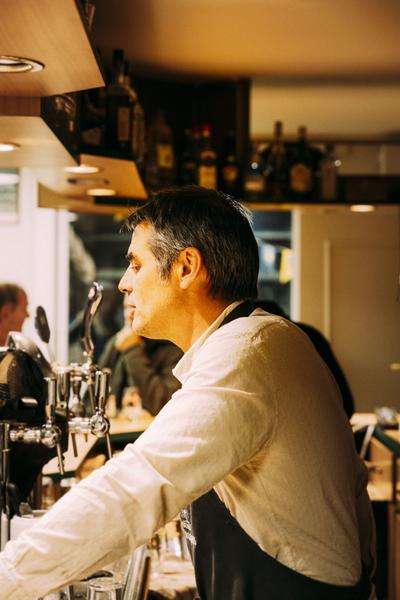 "Anthony" derrière le bar.