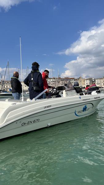 Un bateau avec des passagers, dans un port.