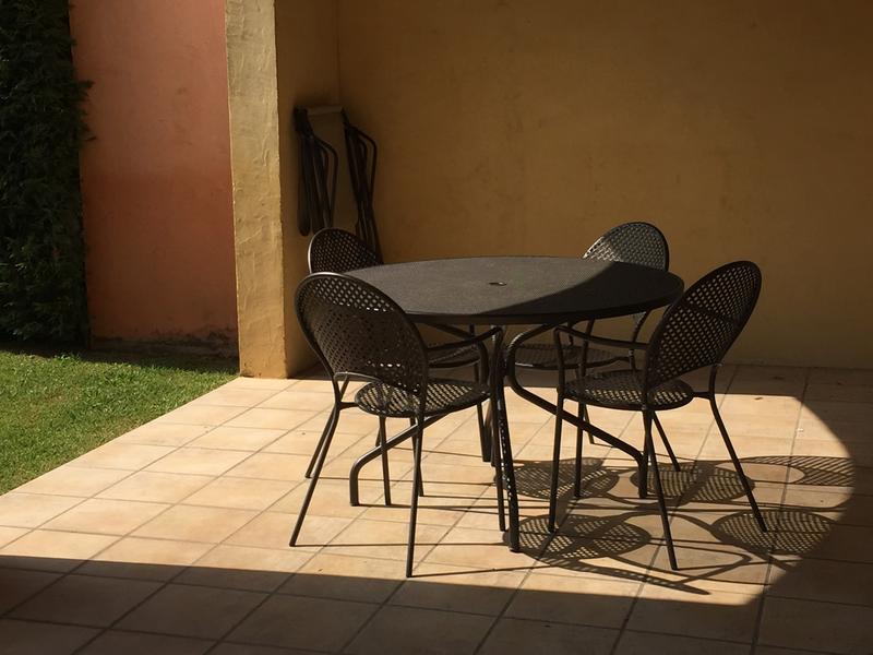 Terrasse couverte, vue sur le jardin