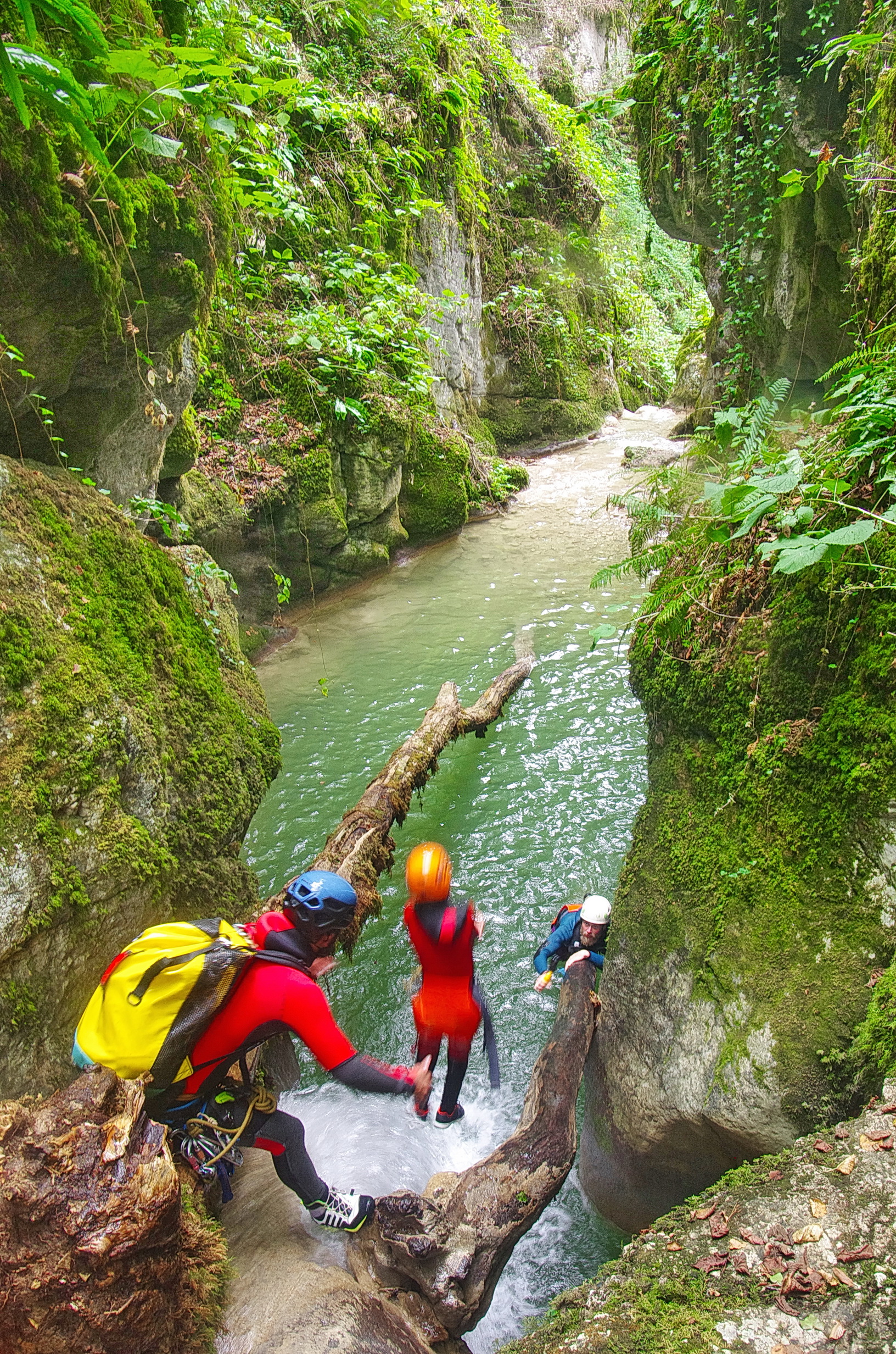 Dans un canyon, 2 personnes s'apprêtent à sauter d'une cascade