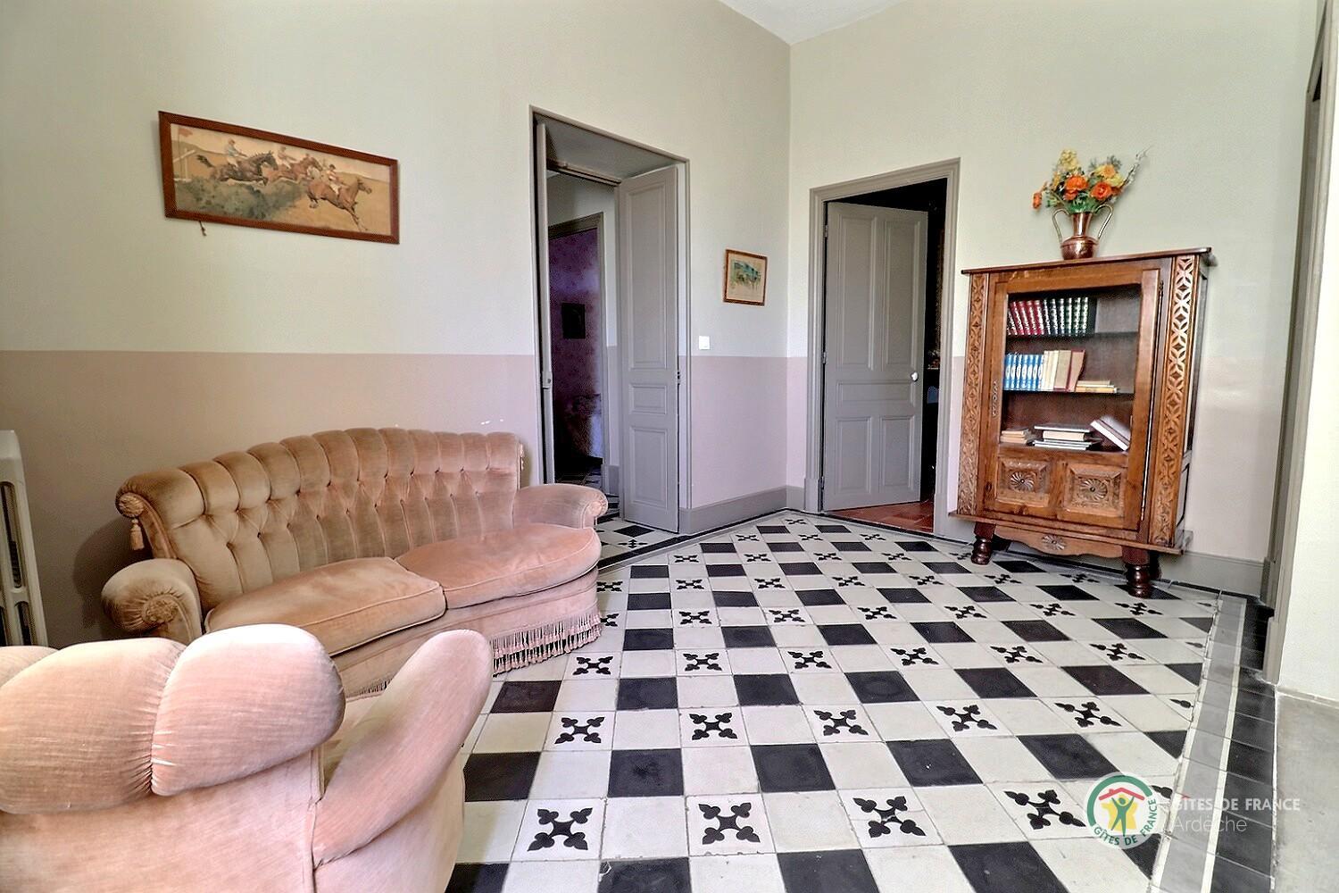 Salon de lecture du second niveau avec bibliothèque