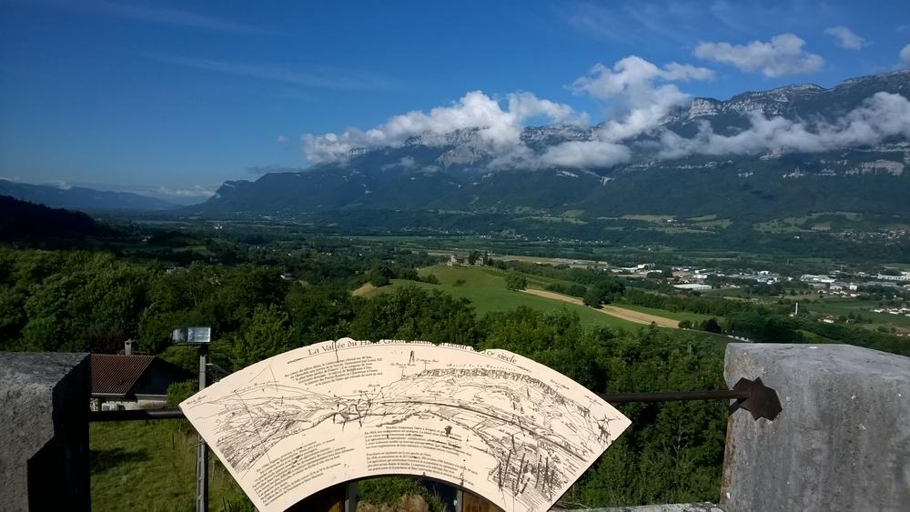 Table d'orientation et panorama sur les massifs alpins