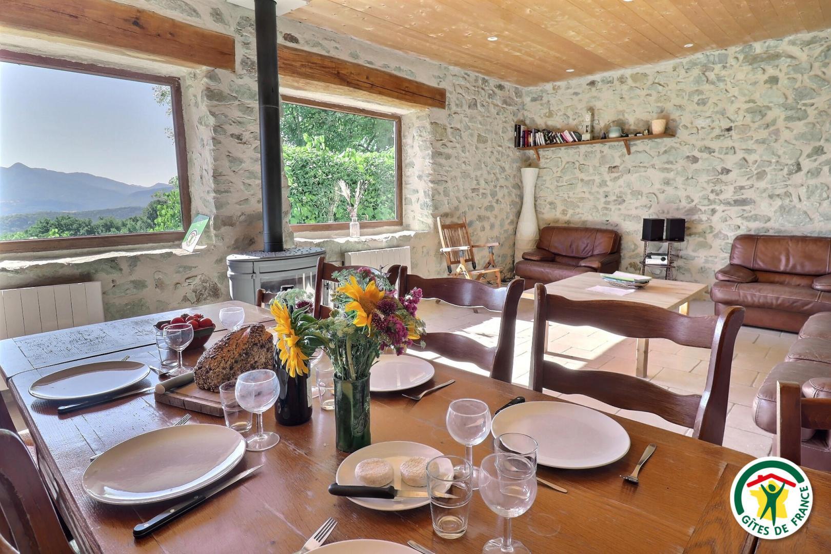 Espace repas et coin salon