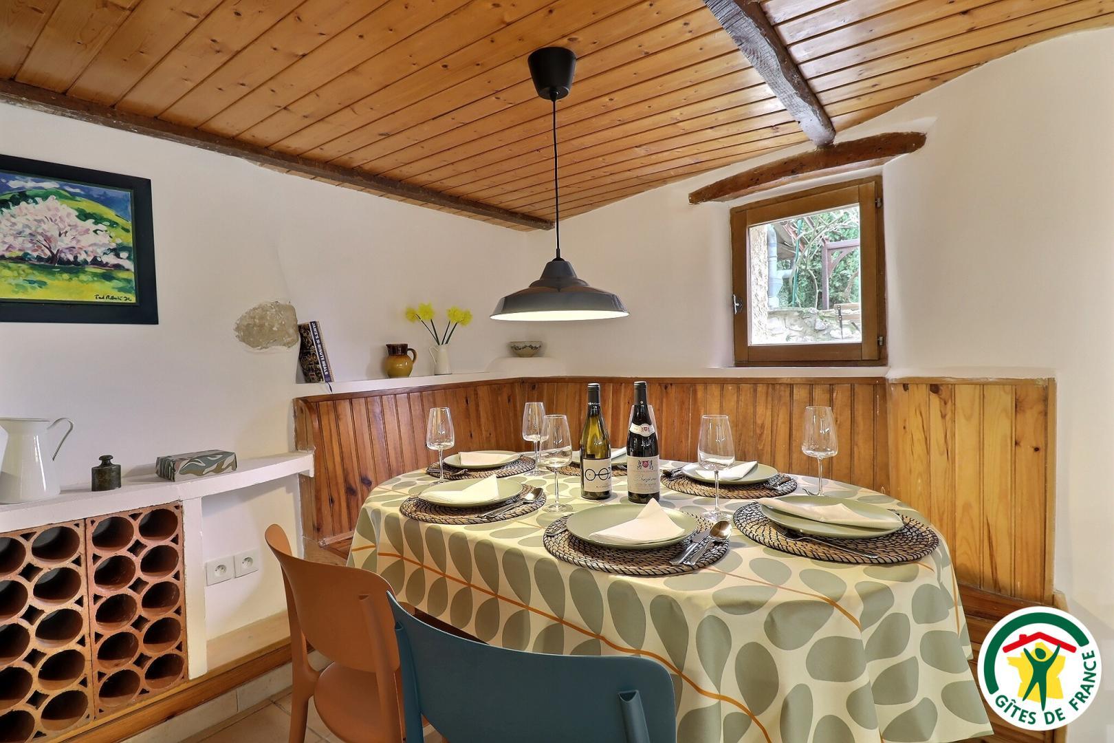 Espace repas avec chaises et banquette bois