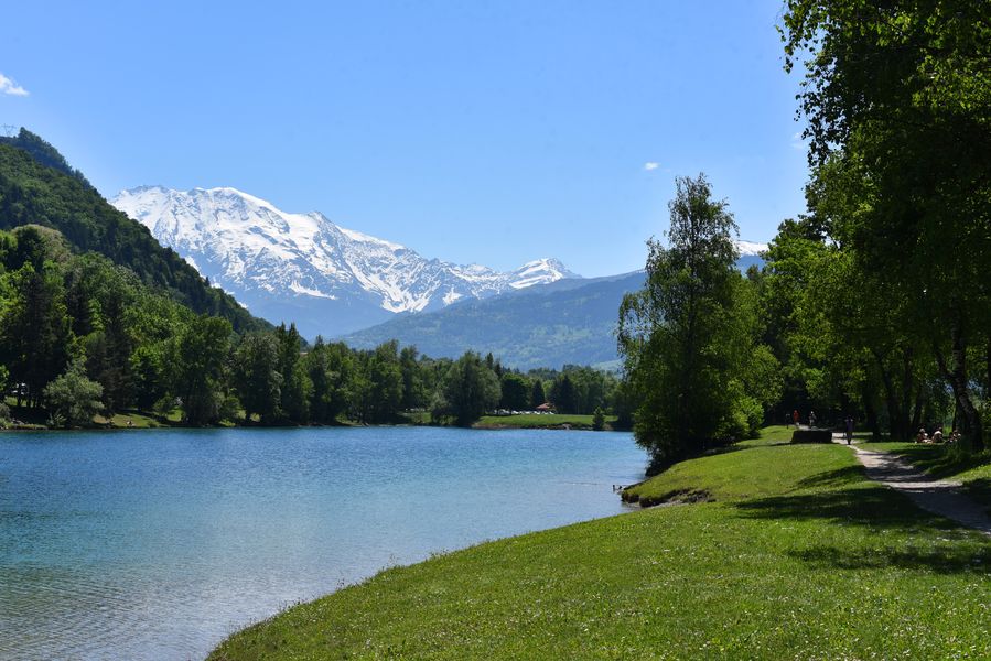 Lac de baignade Ilettes vue Mont Blanc