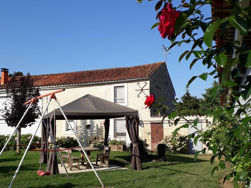 Balançoire et table de jardin