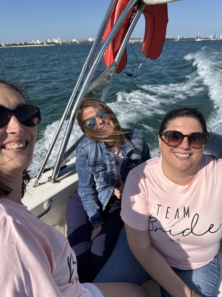 Trois femme sur un bateau à moteur lors d'une EVJF.