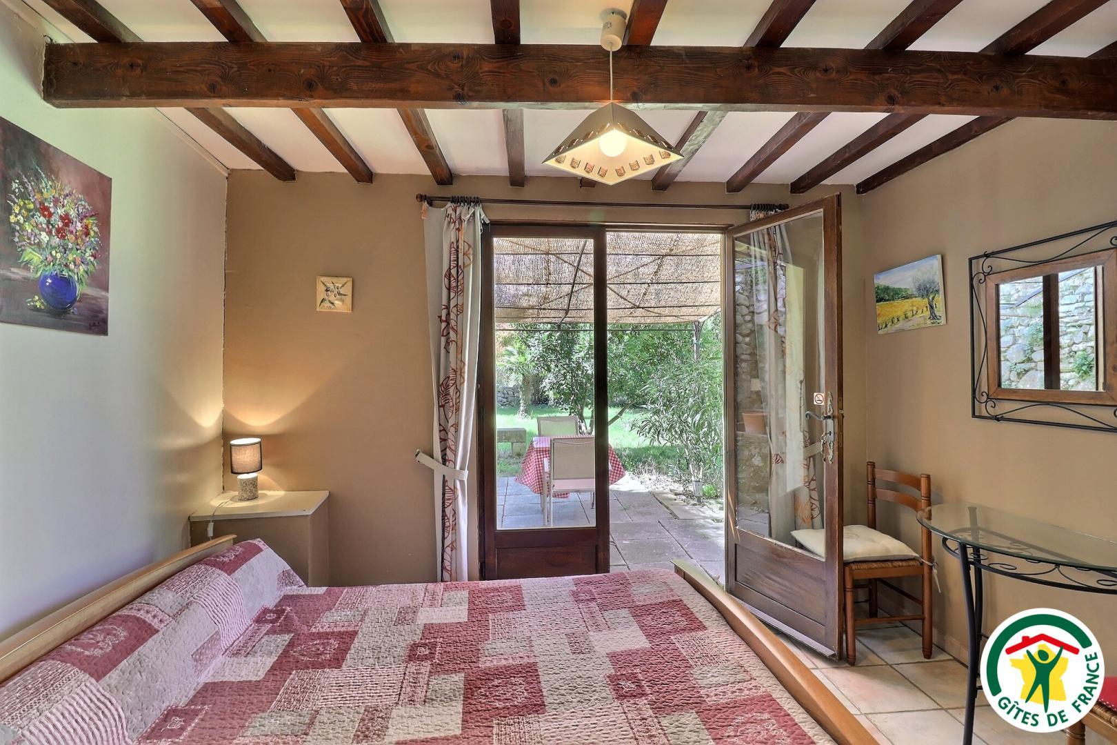 Chambre en rez-de-jardin avec un lit double (1x140x190)