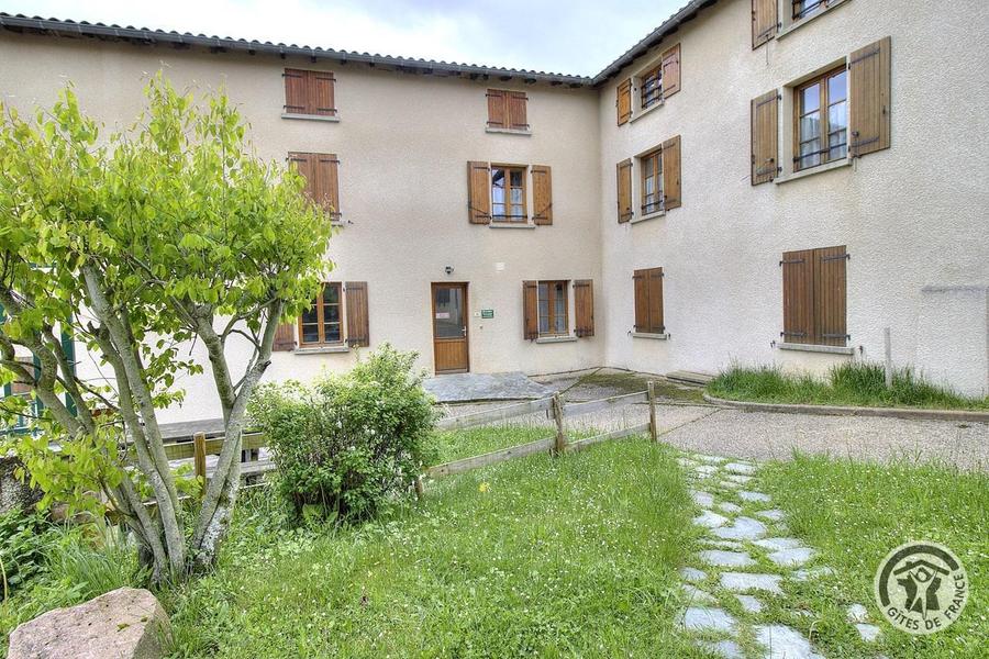Grand Gîte communal - 15 personnes à Affoux - centre du village, en Haut Beaujolais, dans le Rhône : l\'entrée du Gîte.