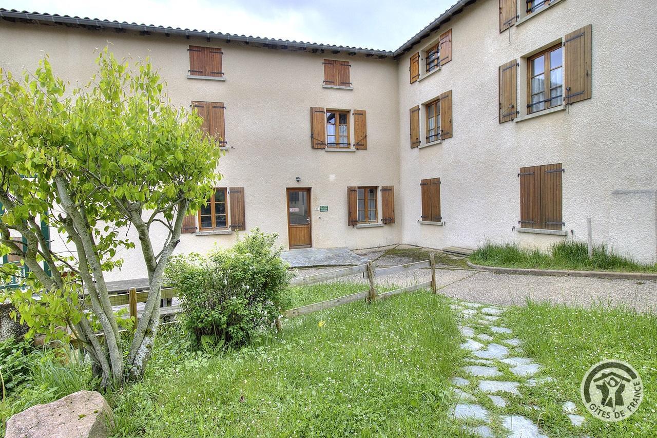 Grand Gîte communal - 15 personnes à Affoux - centre du village, en Haut Beaujolais, dans le Rhône : l'entrée du Gîte.