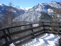 balcon de chalet, vue dégagée, nature et montagne enneigées