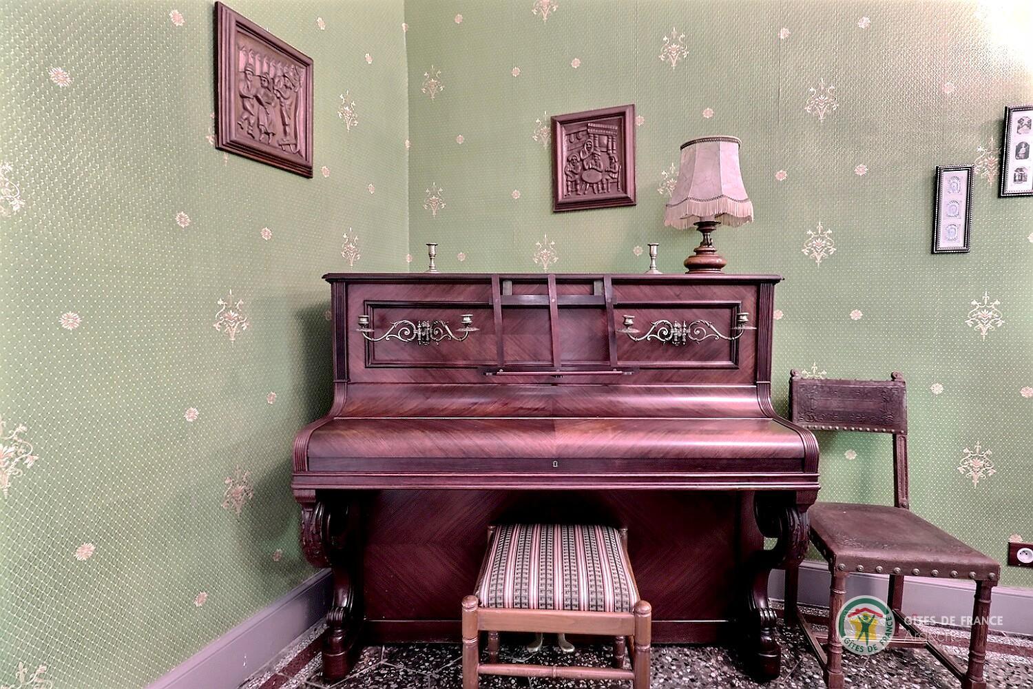 Piano du salon laissé à disposition