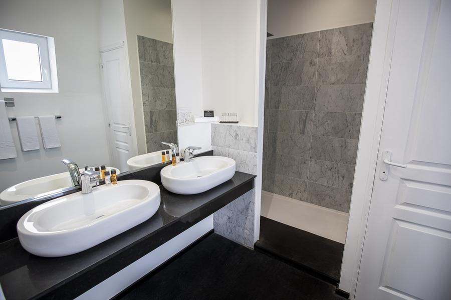 Salle de bain avec double évier