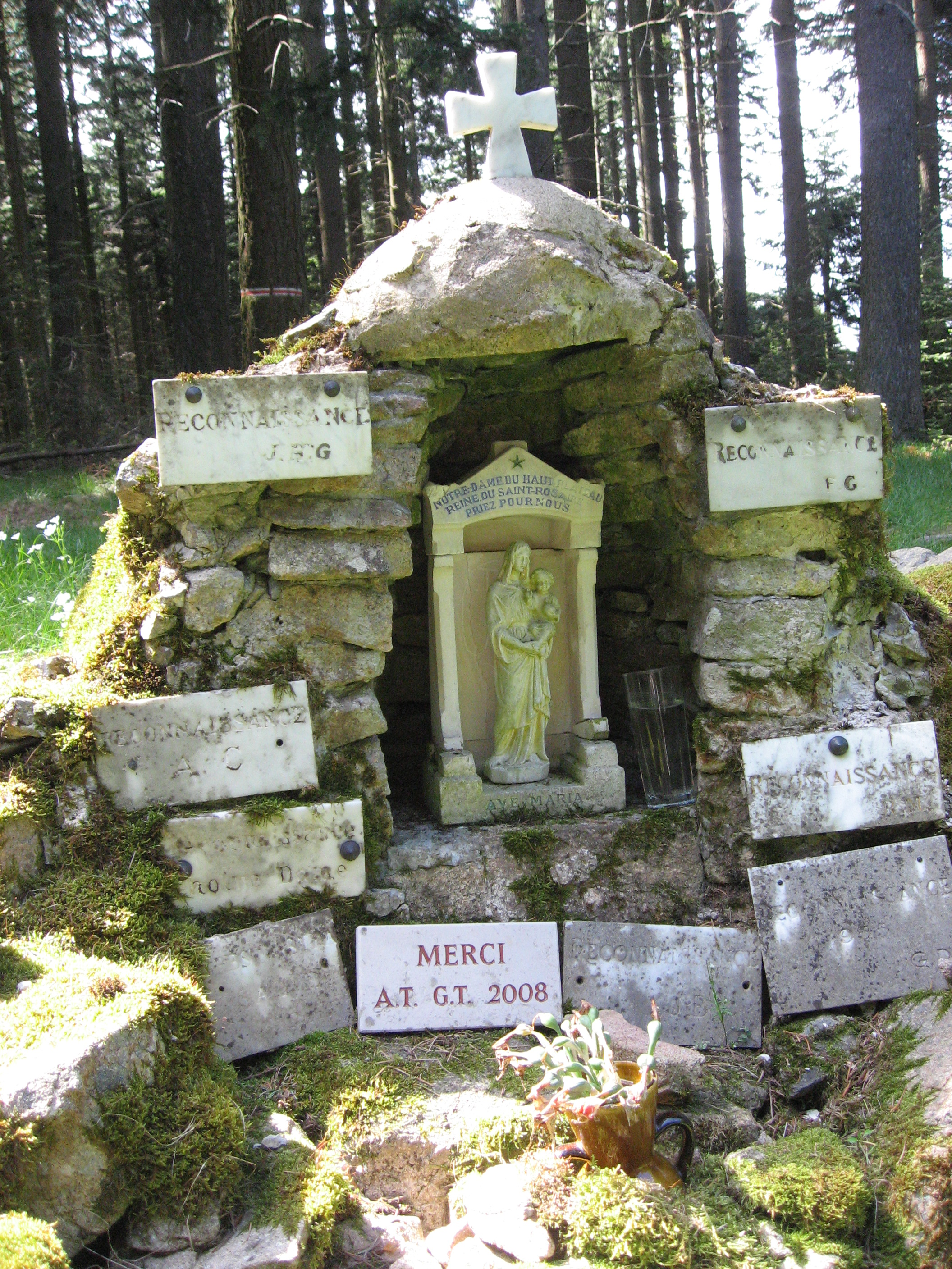 Oratoire dans la forêt