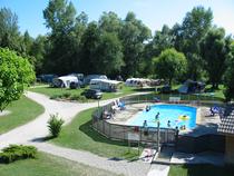 Piscine et espace extérieur arboré camping Bords du Guiers
