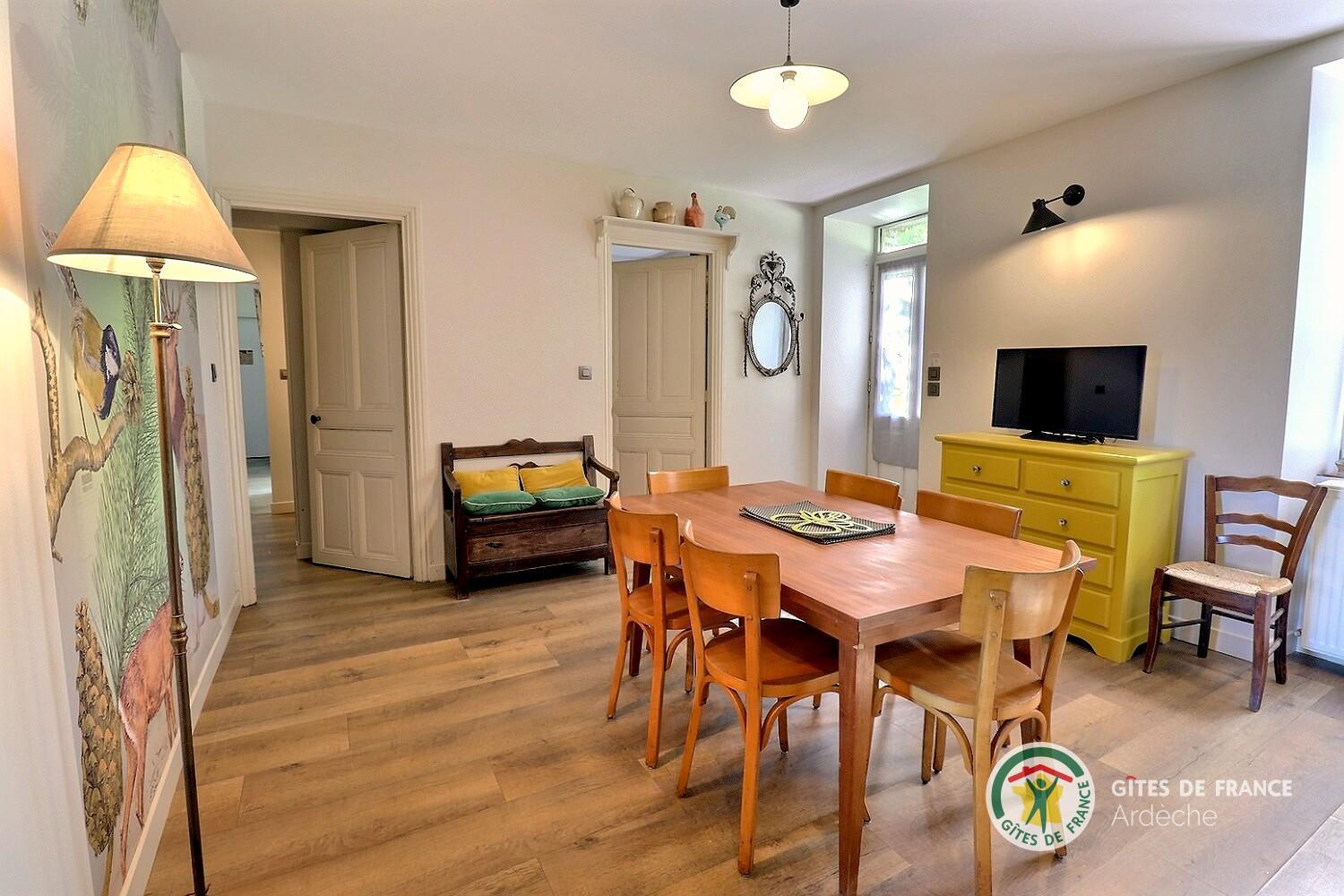 Cuisine annexe avec TV au niveau 0 (accès terrasse)