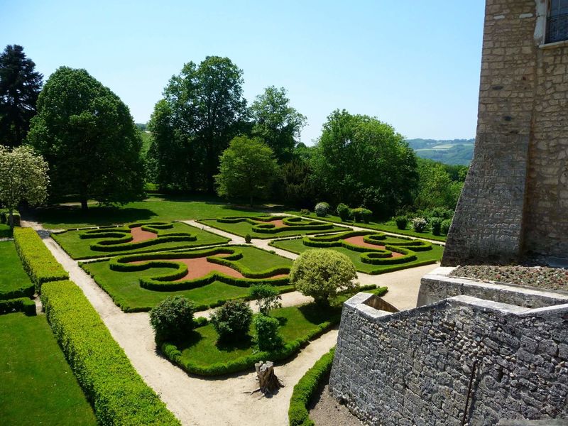 Randonnée château et fermes bas Dauphiné - jardin château de Virieu