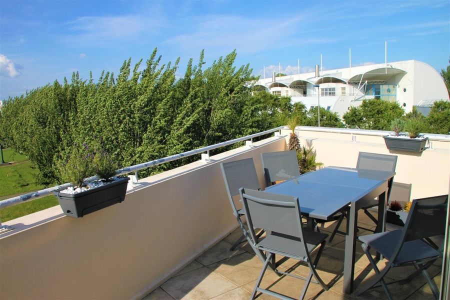 Terrasse avec table pour 6 personnes