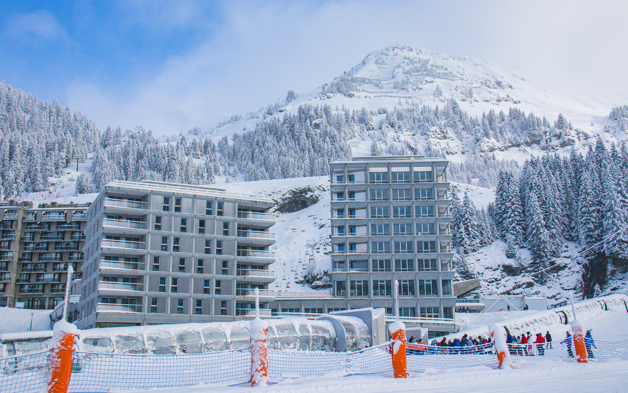 L'extérieur de l'hôtel depuis les pistes de ski du Front de Neige