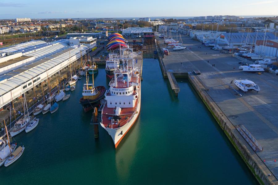 Vue du Musée Maritime avec le bateau météorologique le France 1, vue aérienne.