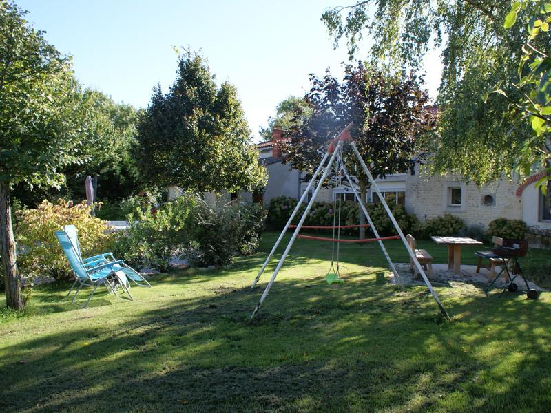 Jardin avec espaces jeux et repas