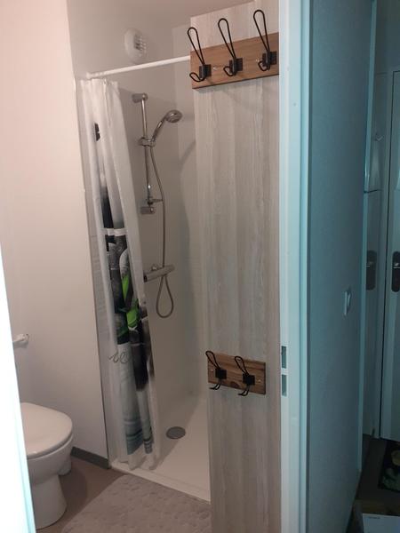 Une cabine de douche, un toilette.
