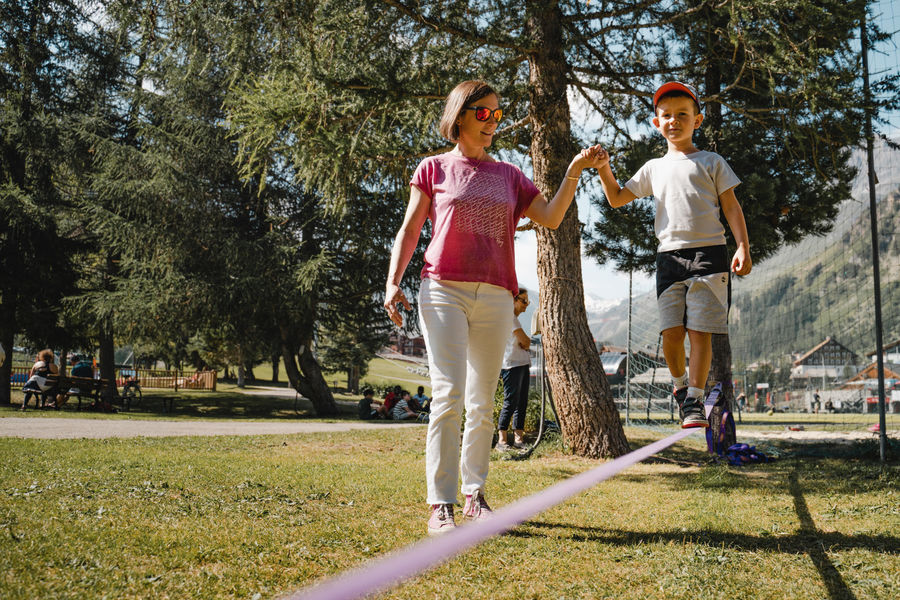 Maman avec son enfant en train de faire du slackline