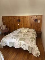 Chambre à coucher lumineuse avec lit double, ameublement bois