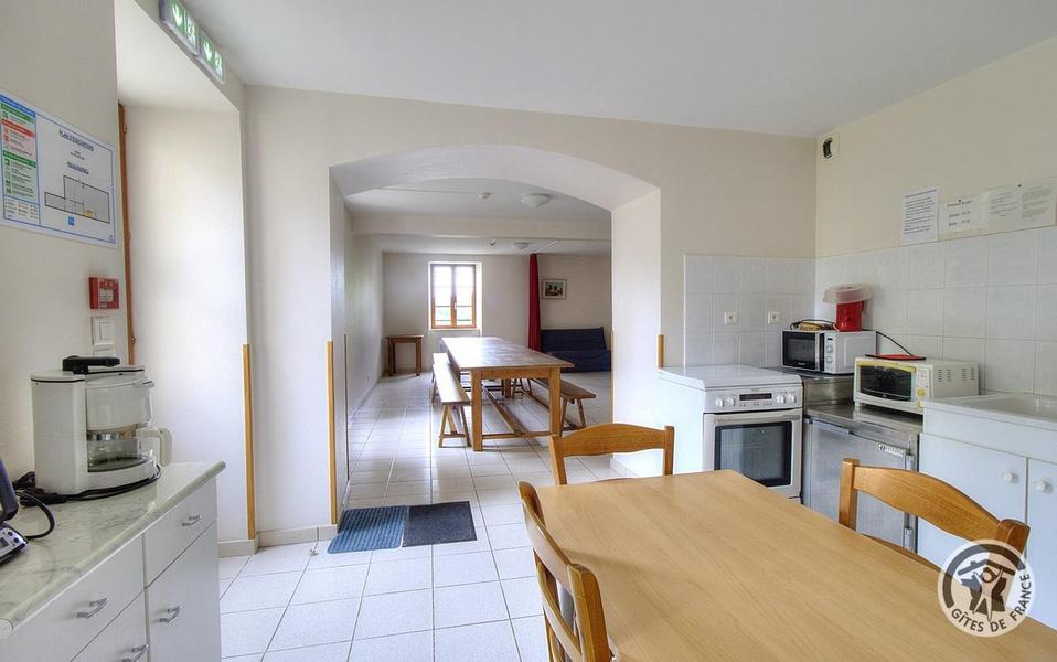 Grand Gîte communal - 15 personnes à Affoux - centre du village, en Haut Beaujolais, dans le Rhône : séjour/cuisine au rez-de-chaussée.