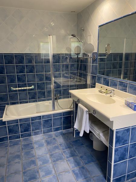 Salle de bain avec baignoire et WC