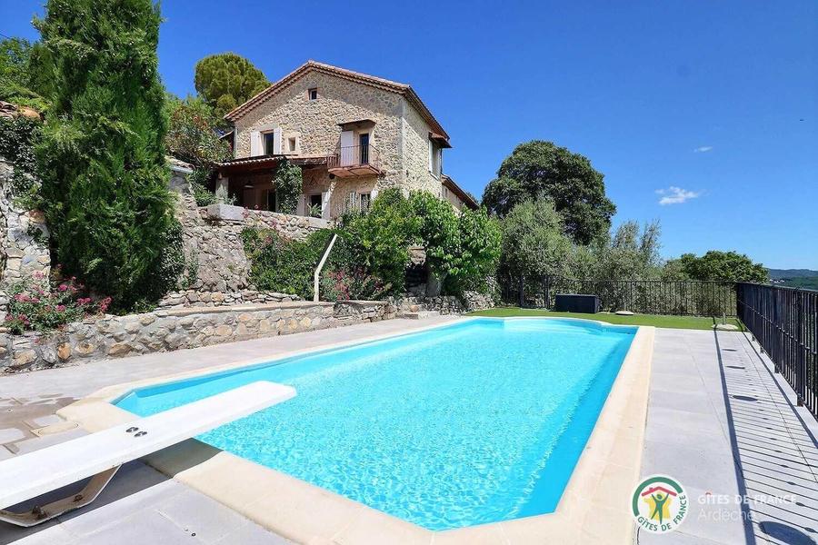 Magnifique maison en pierres en piscine et vue imprenable sur lArdèche