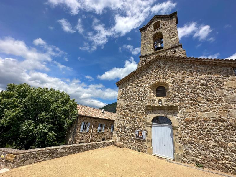 Chirols - Église en été ©sourcesetvolcans