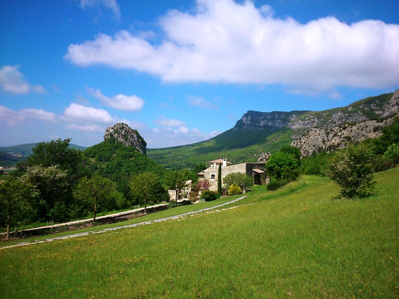 Vue Domaine et Roc de Saoû
