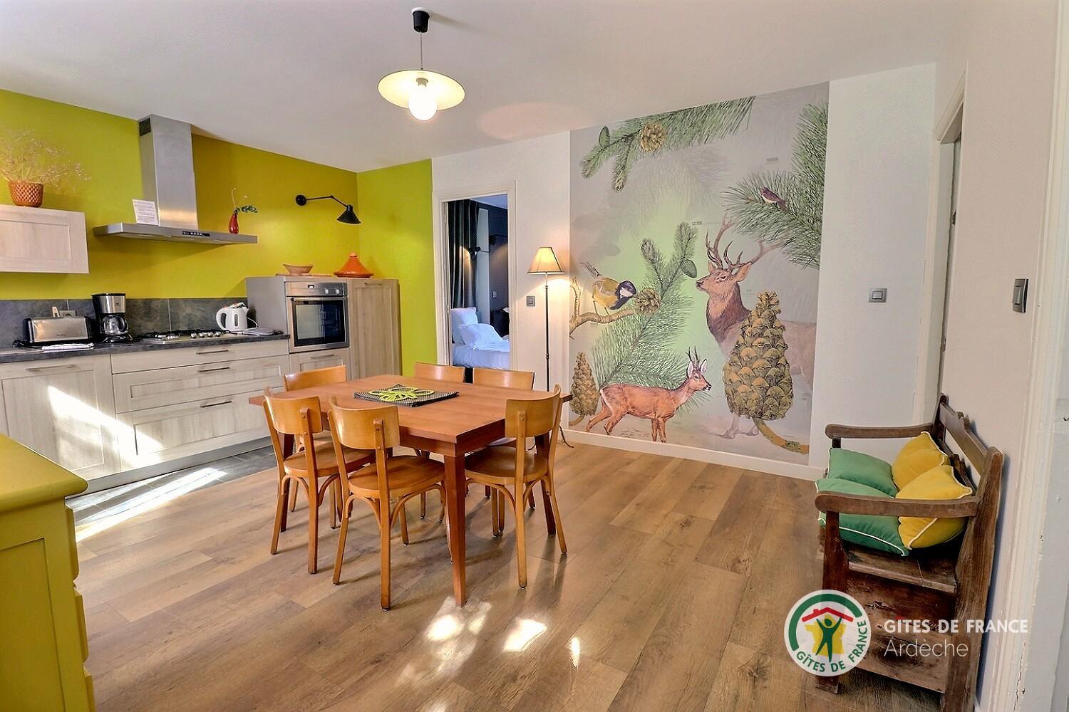 Cuisine annexe avec TV au niveau 0 (accès terrasse)