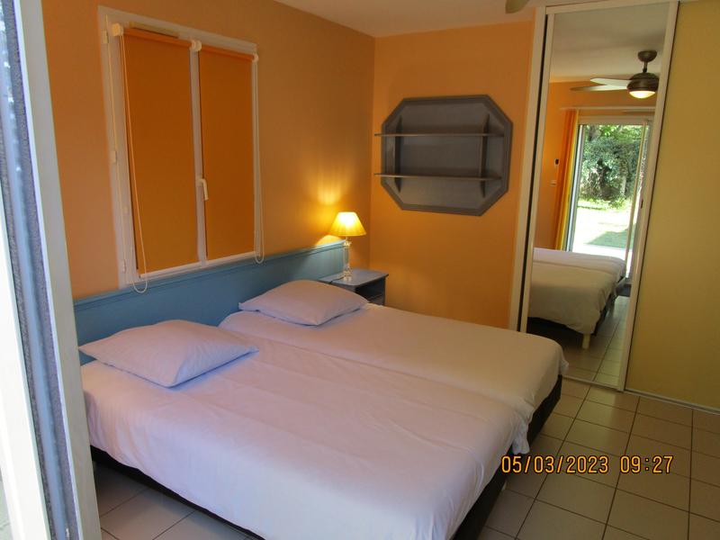 Chambre grande bleue 2 lits accolés