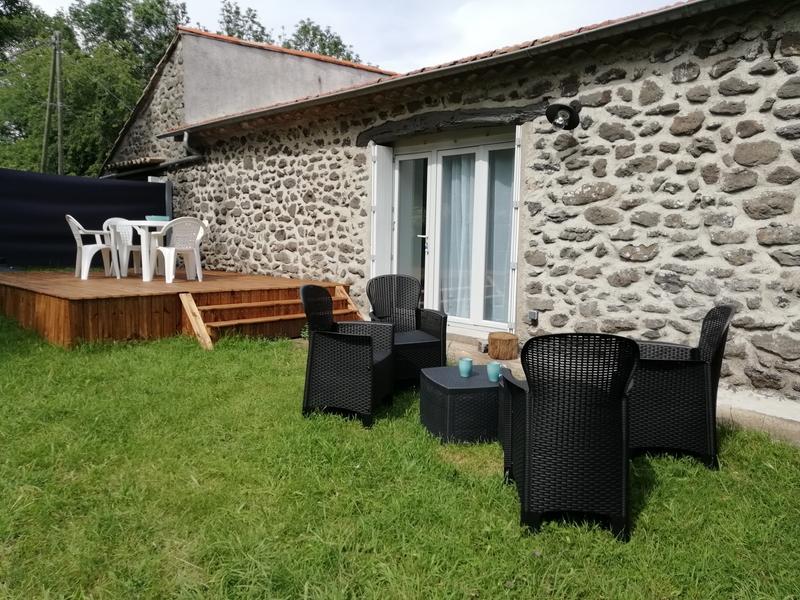 Coin salon d'extérieur du gîte Chante Bise aux Gîtes de Sylilanse à St Pons