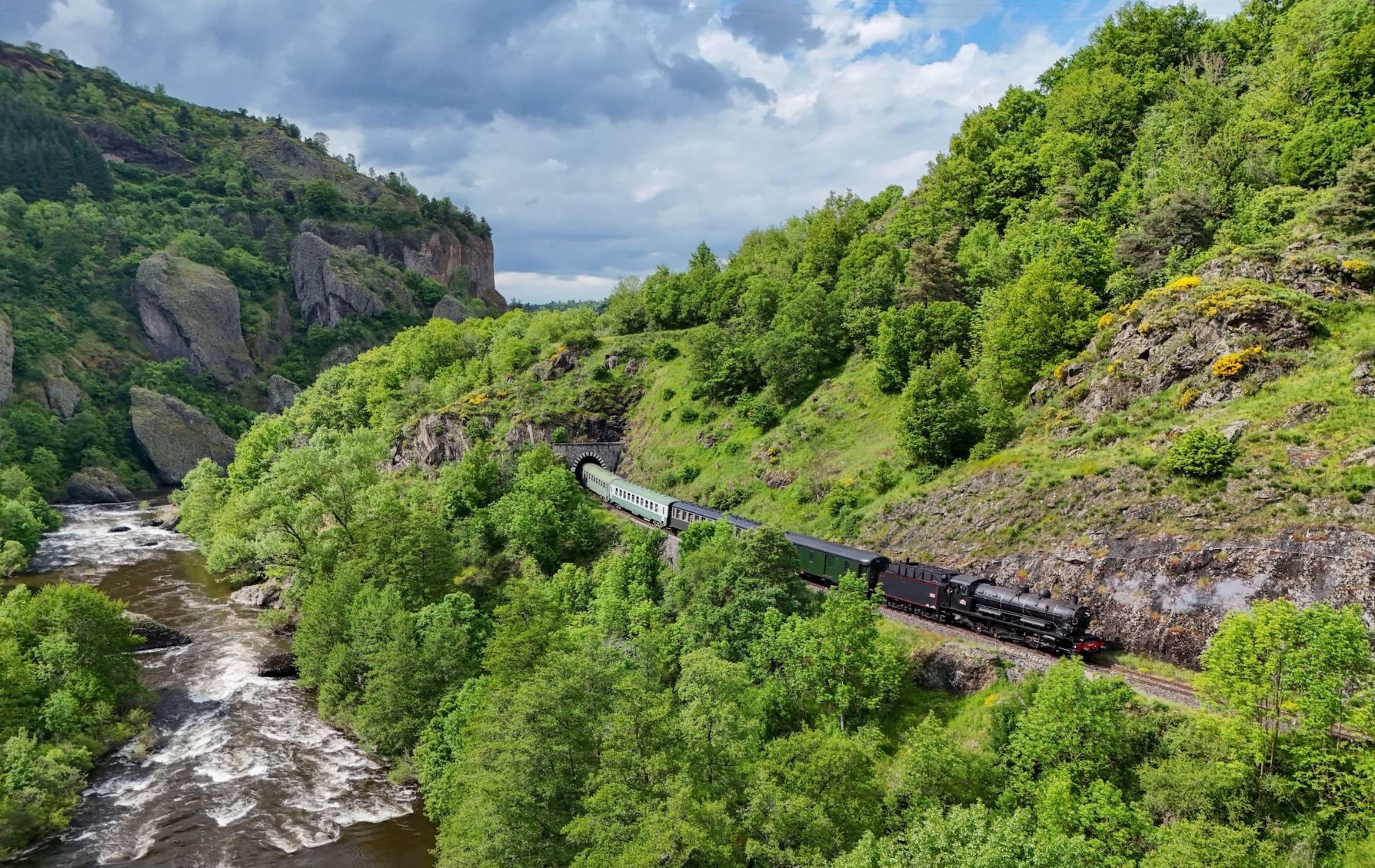 Passage du train touristique à vapeur des Gorges de l’Allier