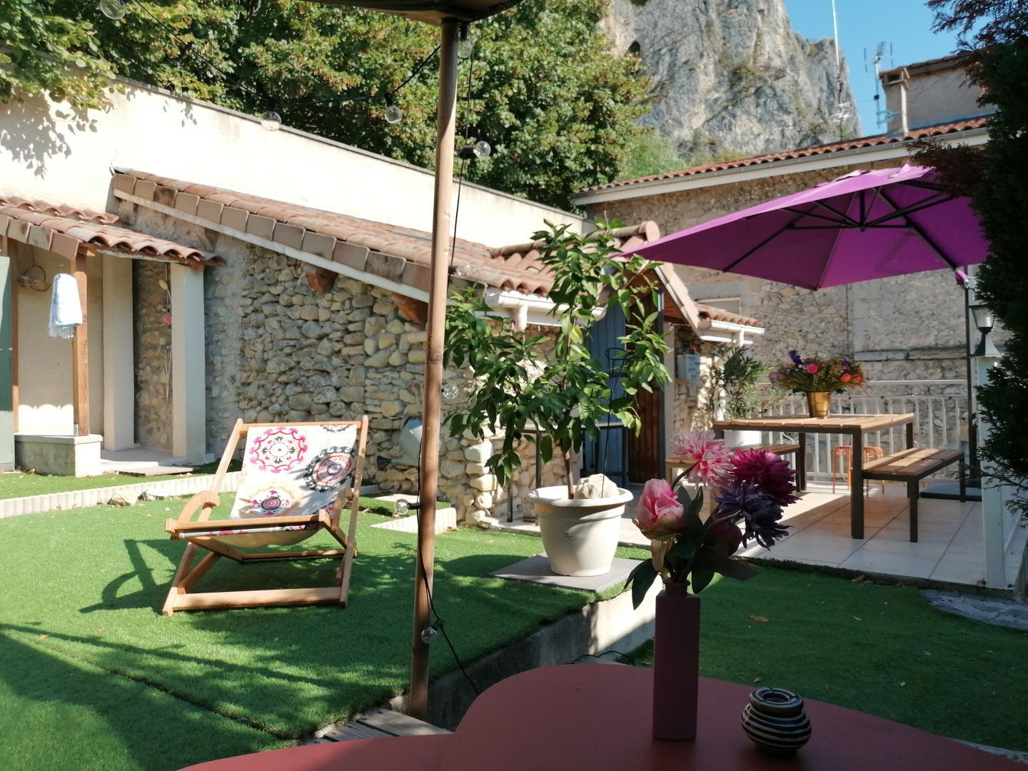 Terrasse avec vue sur les montagnes du Vercors - Maison entièrement en pierre.