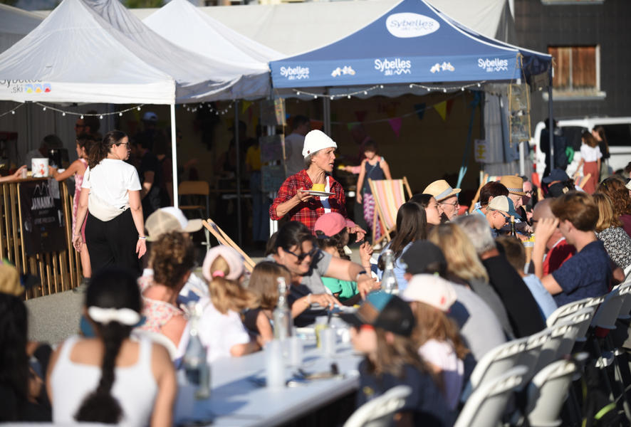 La Grande Tablée - Le repas du Refuge - Spectacle Est Dans La Rue_La Toussuire
