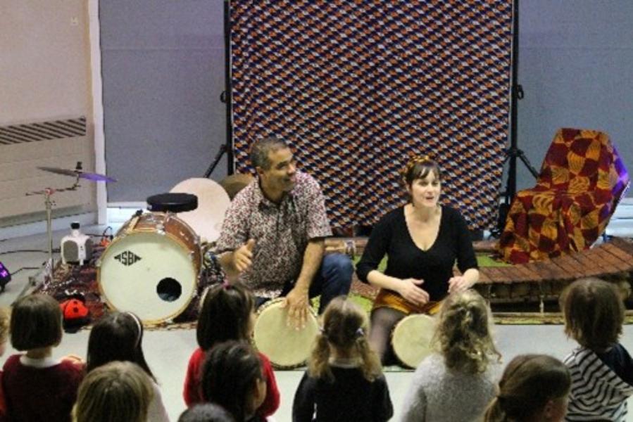 Musiciens tapant sur des tambours