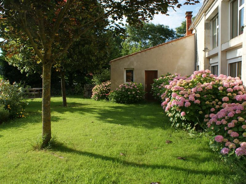 Jardin clos, fleuri et ombragé