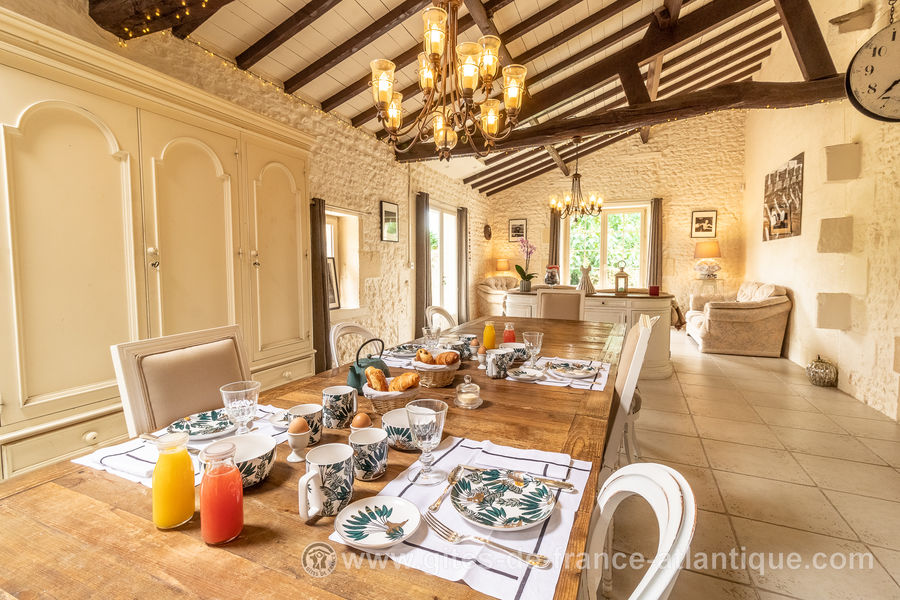 salon - salle à manger dans une maison