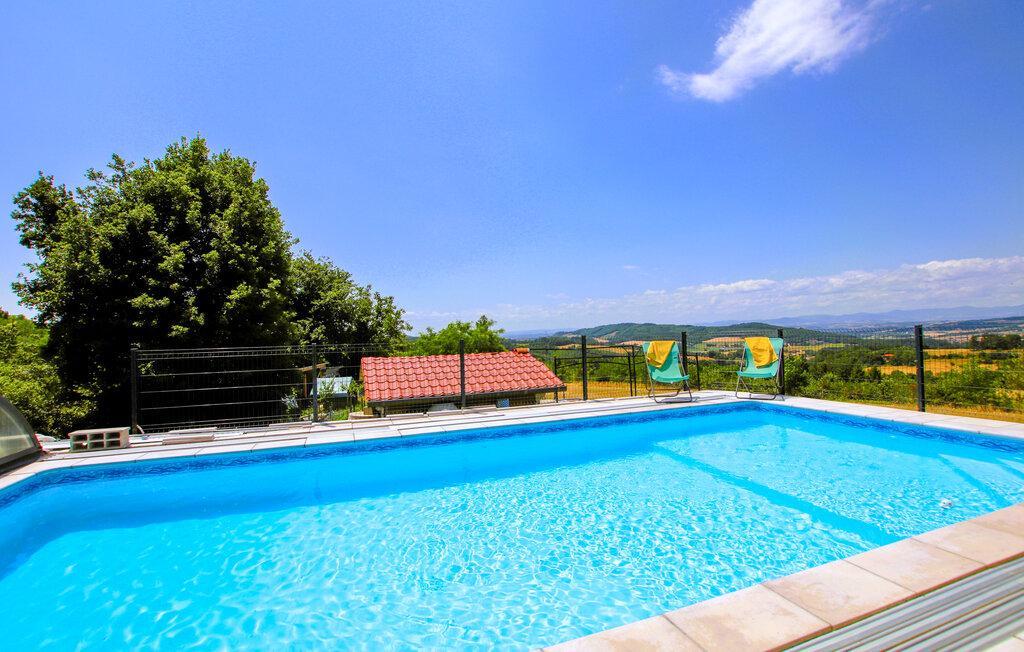 Piscine partagée, ouverte de mai à sept, selon météo, Horaires d'accès : 9h30 à 12h et 17h à 19h30.
(8.5M x 4M / 1.25M d'eau sur 6.5M de long + 1M d'eau sur 2M de long).
Piscine non chauffée mais le dôme permet dès le début de saison d'avoir une eau à 22° jusqu'à 30°, selon météo. Sécurisée par un abri.