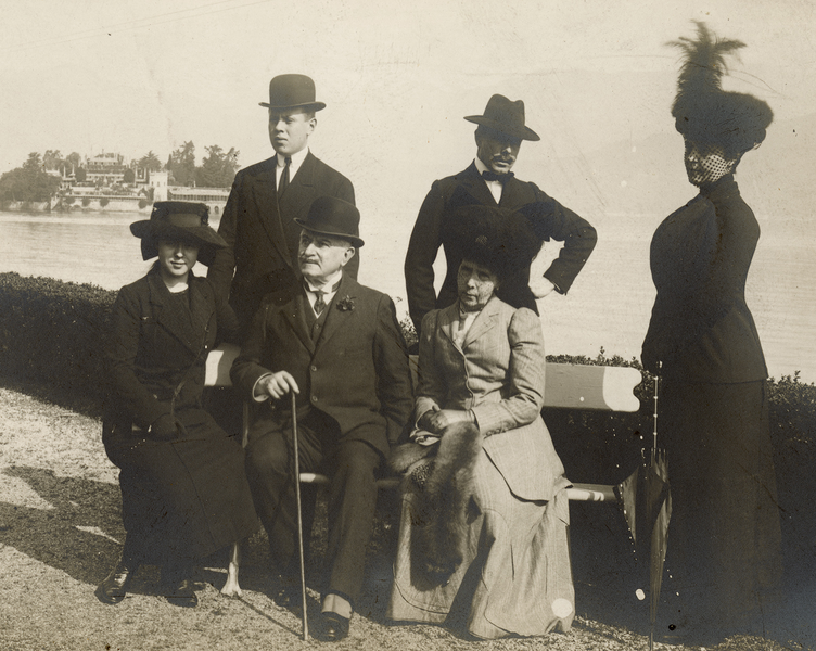 Les Rohan-Chabot et Aubry-Vitet à Stresa sur les bords du lac Majeur, avril 1913. Les Rohan-Chabot et Aubry-Vitet à Stresa sur les bords du lac Majeur, avril 1913.