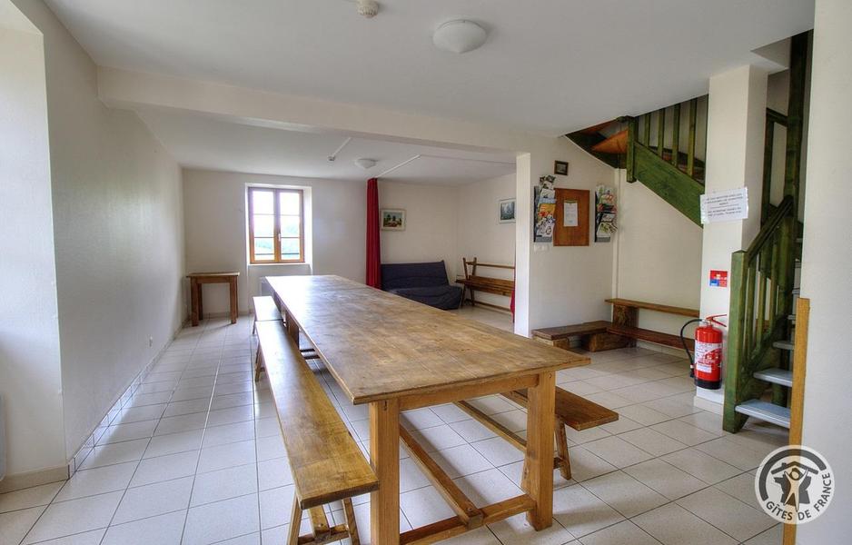 Grand Gîte communal - 15 personnes à Affoux - centre du village, en Haut Beaujolais, dans le Rhône : le séjour au rez-de-chaussée.