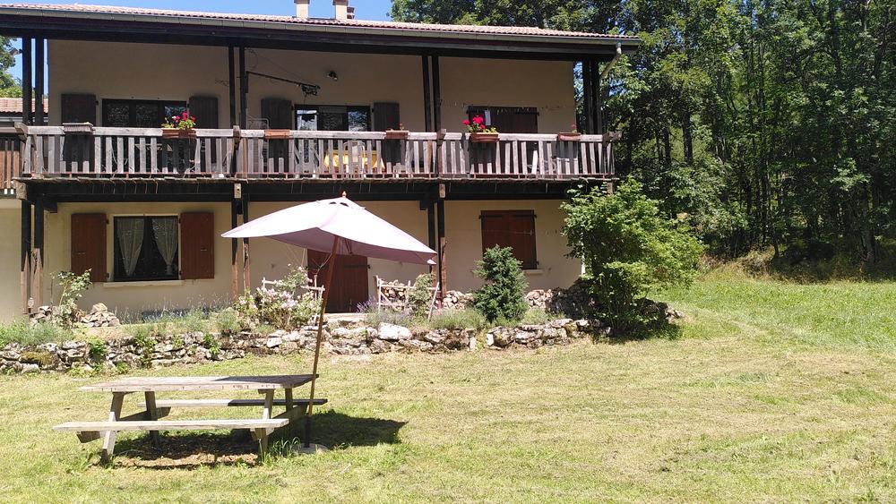 Gite rez de chaussée et jardin les aubépines