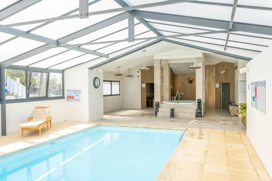 PISCINE INTÉRIEURE