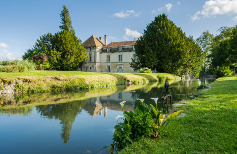 Lignières-Sonneville, Village de Pierres et de Vignes