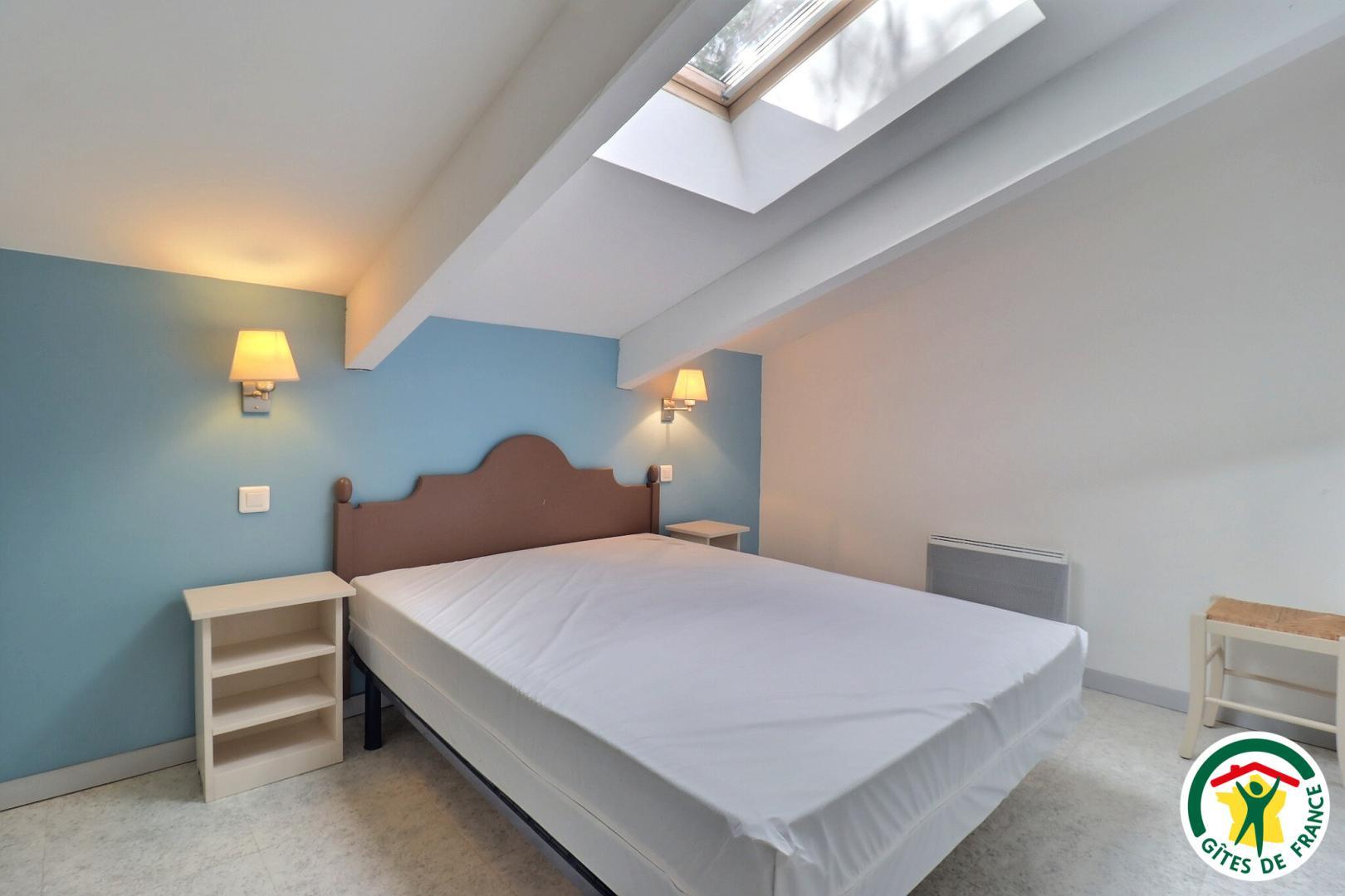 Chambre mansardée avec un lit double (1x140)